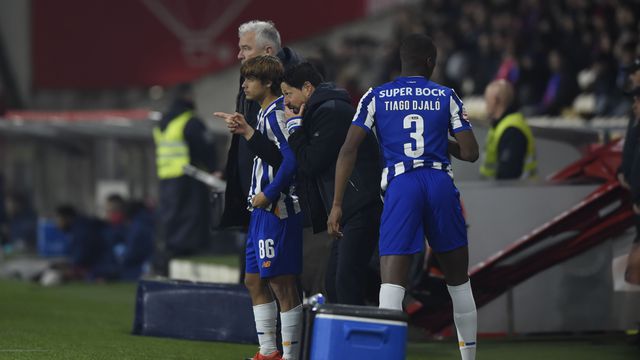 Vítor Bruno, treinador do FC Porto, a dar indicações