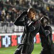 Amine El Ouazzani (E) do Sporting de Braga festeja um golo contra o Estrela da Amadora durante o jogo da Primeira Liga de Futebol realizado no Estádio José Gomes, na Amadora, 19 de janeiro de 2025. MIGUEL A. LOPES/LUSA