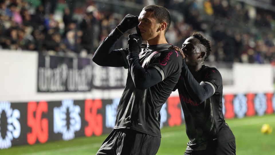 Amine El Ouazzani (E) do Sporting de Braga festeja um golo contra o Estrela da Amadora durante o jogo da Primeira Liga de Futebol realizado no Estádio José Gomes, na Amadora, 19 de janeiro de 2025. MIGUEL A. LOPES/LUSA