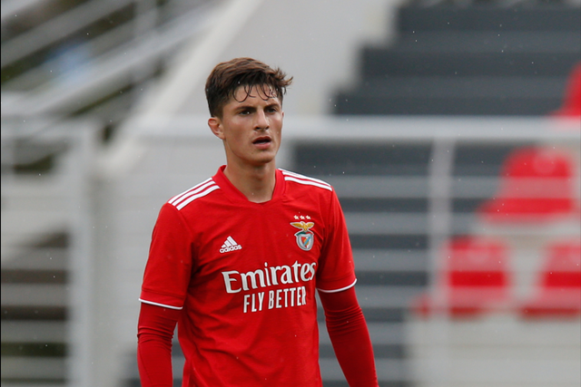 Tiago Cóser, central brasileiro do Benfica em jogo pelos sub-23 das águias.