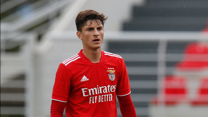 Tiago Cóser, central brasileiro do Benfica em jogo pelos sub-23 das águias.