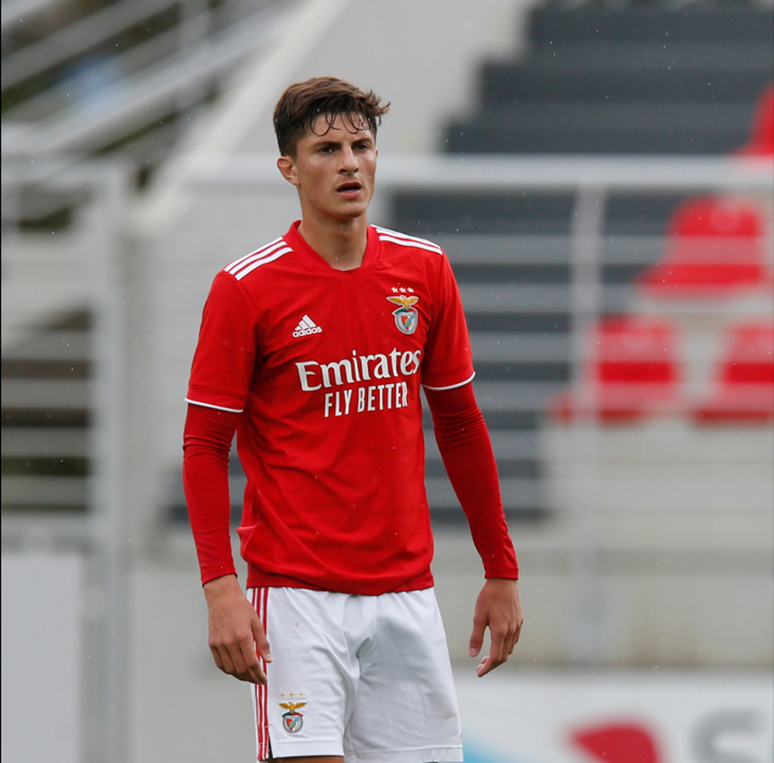 Tiago Cóser, central brasileiro do Benfica em jogo pelos sub-23 das águias.