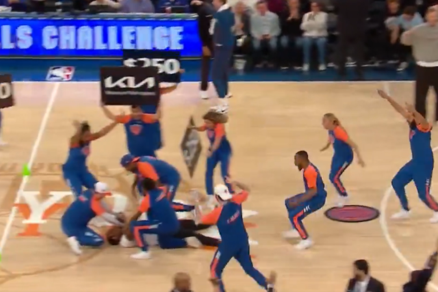 Adepto dos Knicks festeja prémio deitado no chão