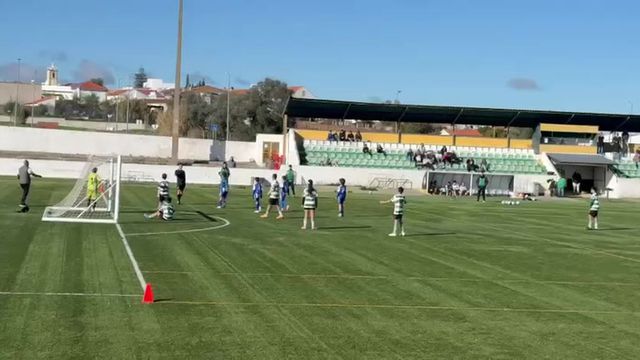Miúdos dão o exemplo: veja este fantástico gesto de 'fair-play' em jogo de infantis