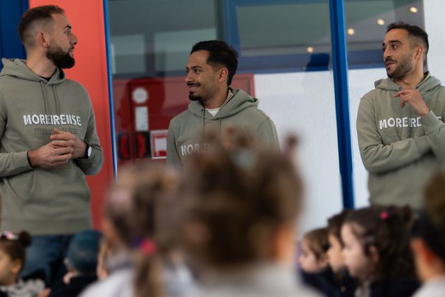 Mika, Alan e Kiko Bondoso visitaram o Centro Infantil de Pevidém - Foto: Moreirense FC