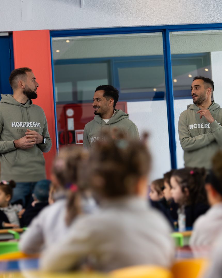 Mika, Alan e Kiko Bondoso visitaram o Centro Infantil de Pevidém - Foto: Moreirense FC