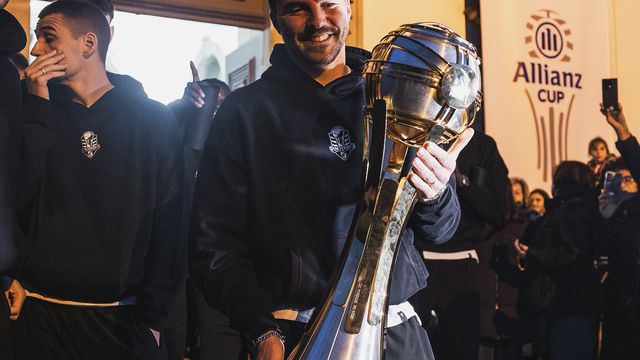 Samu exibe o troféu aos adeptos vitorianos - Foto: Vitória de Guimarães