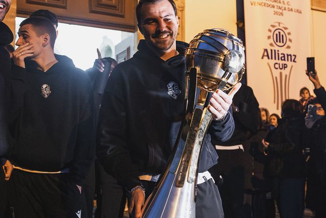 Samu exibe o troféu aos adeptos vitorianos - Foto: Vitória de Guimarães