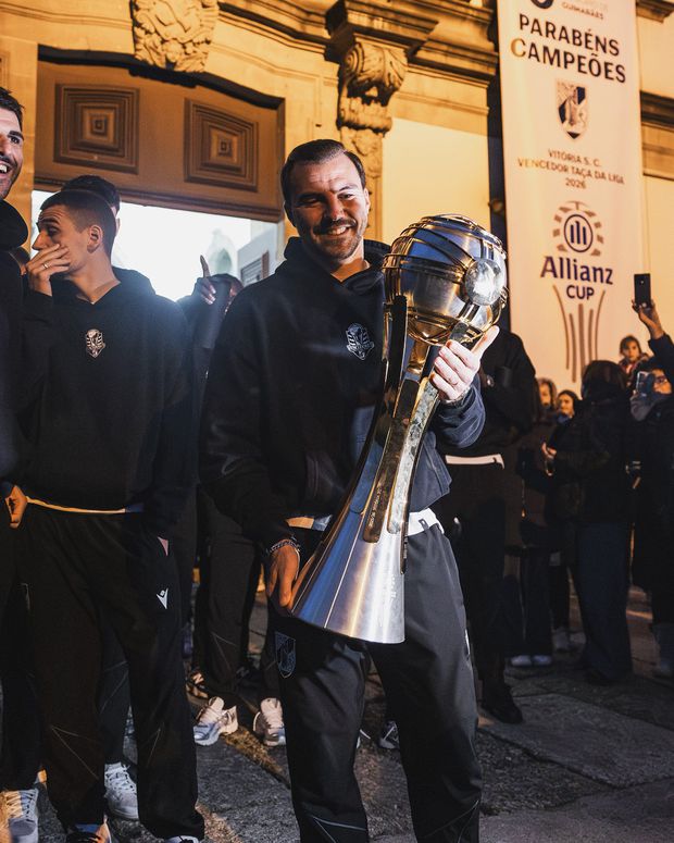Samu exibe o troféu aos adeptos vitorianos - Foto: Vitória de Guimarães