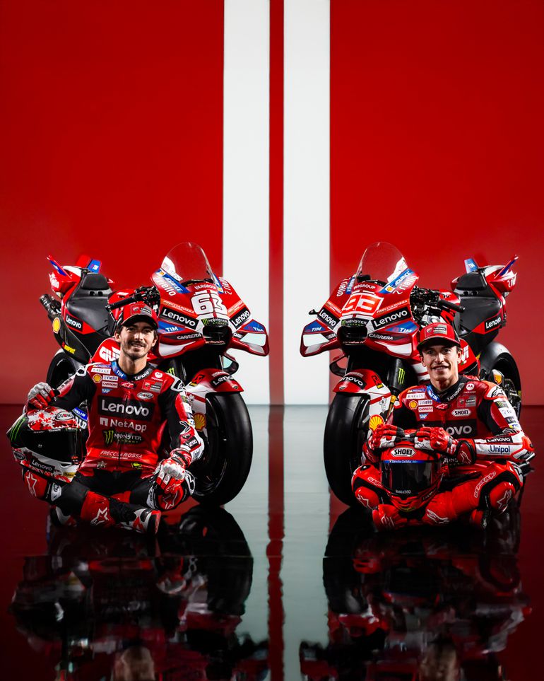 Pecco Bagnaia e Marc Márquez na apresentação da nova Ducati (Foto: Ducati Corse)