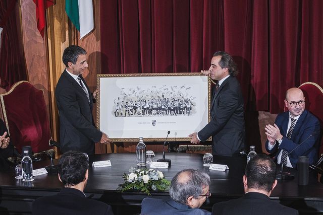 António Miguel Cardoso oferece quadro dos 'campeões de inverno' ao autarca Ricardo Araújo - Foto: Vitória de Guimarães