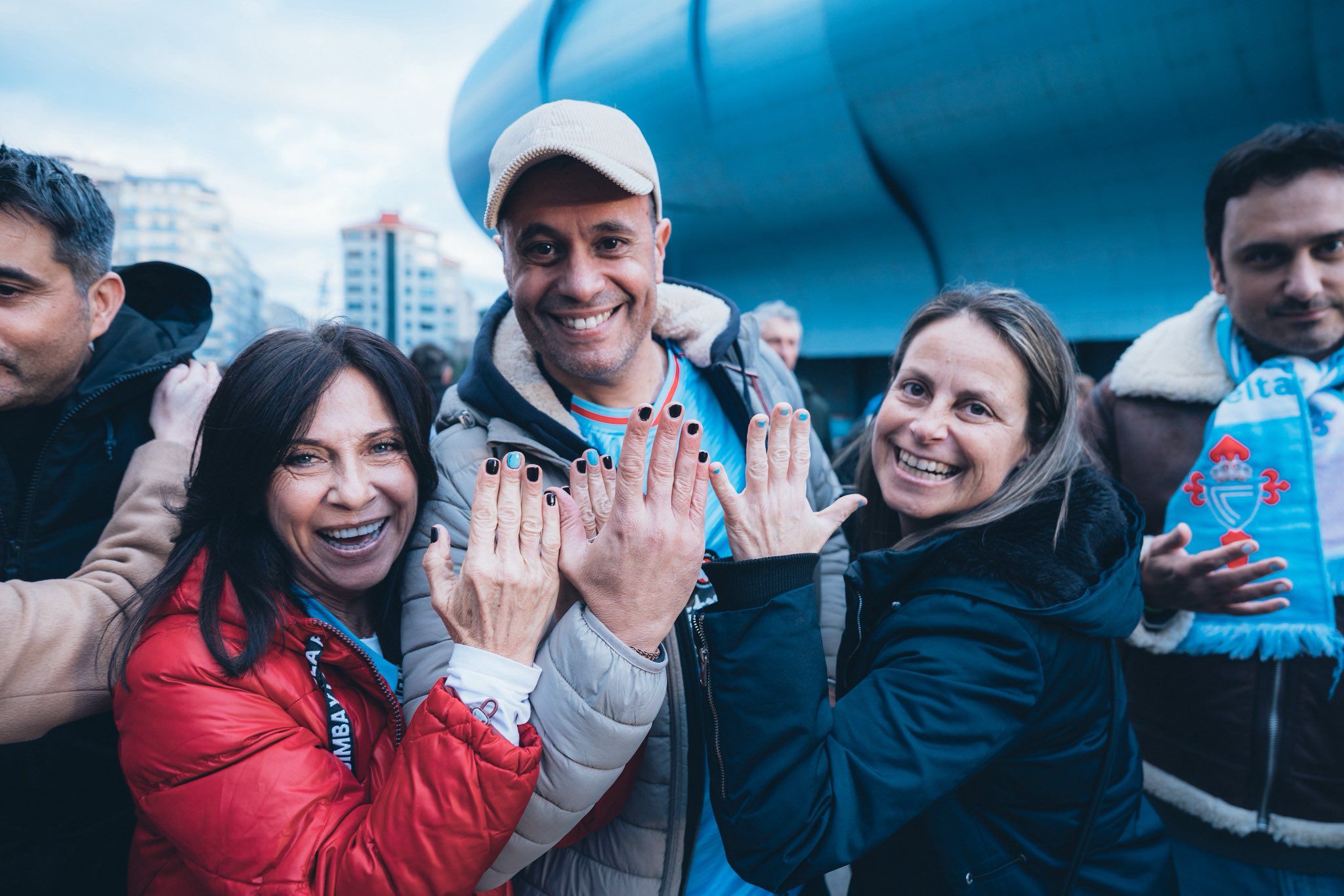 Jogadores e adeptos do Celta com unhas pintadas em apoio a Borja Iglesias - Foto: X/Celta