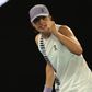 Iga Swiatek afastou uma 'qualifier' na primeira ronda do Open da Austrália. IMAGO