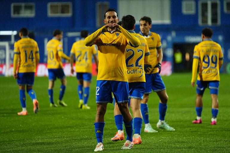 João Carvalho pintou uma obra de arte, logo aos três minutos, e colocou o Estoril em vantagem no duelo com o Estrela da Amadora
