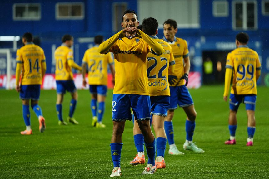 João Carvalho pintou uma obra de arte, logo aos três minutos, e colocou o Estoril em vantagem no duelo com o Estrela da Amadora