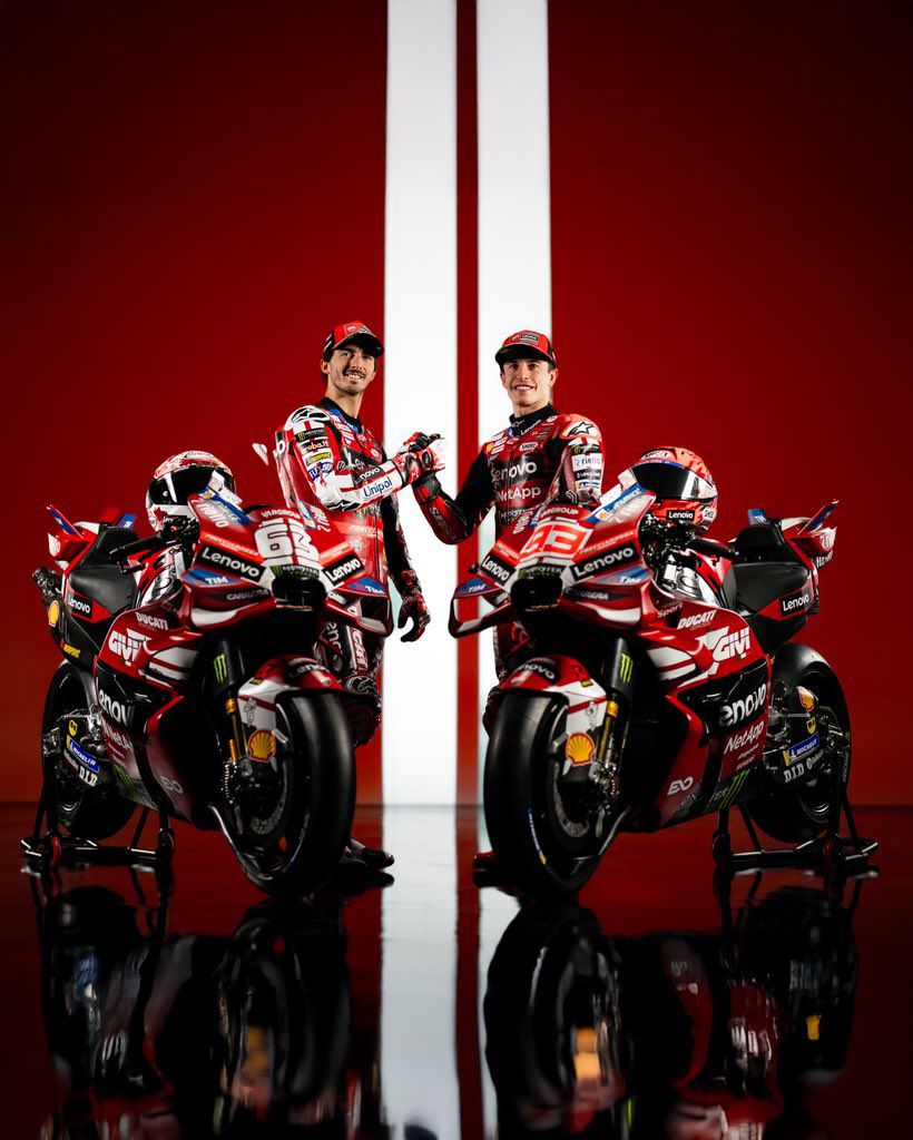 Pecco Bagnaia e Marc Márquez na apresentação da nova Ducati (Foto: Ducati Corse)