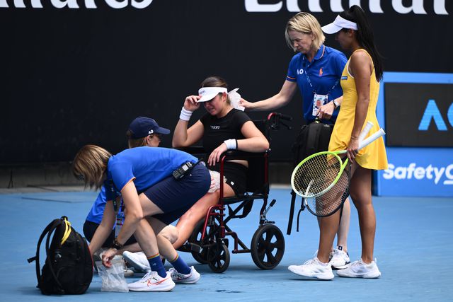 Marina Stakusic apoiada por Priscilla Hon