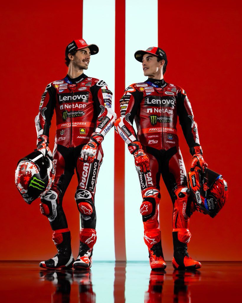 Pecco Bagnaia e Marc Márquez na apresentação da nova Ducati (Foto: Ducati Corse)