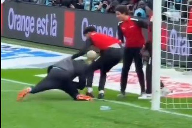 CAN: suplente do Senegal empurrado e arrastado pelo chão por proteger a toalha de Mendy