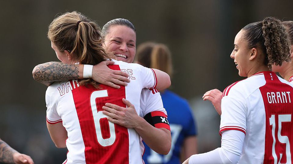 Ajax vai jogar com… a própria equipa de juniores na Taça