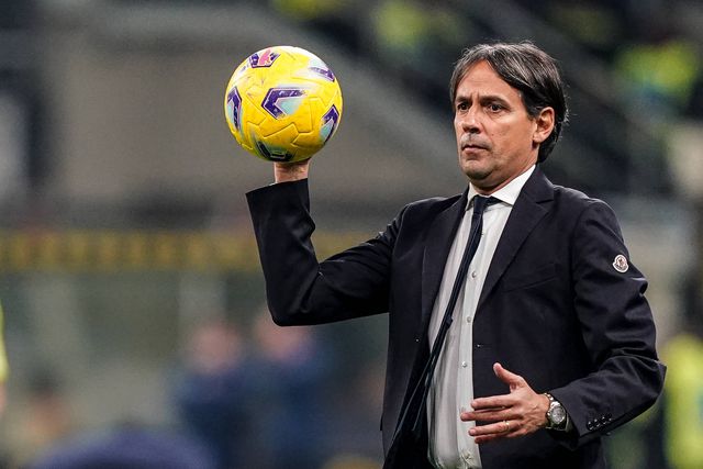 Simone Inzaghi segura uma bola