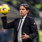 Simone Inzaghi segura uma bola