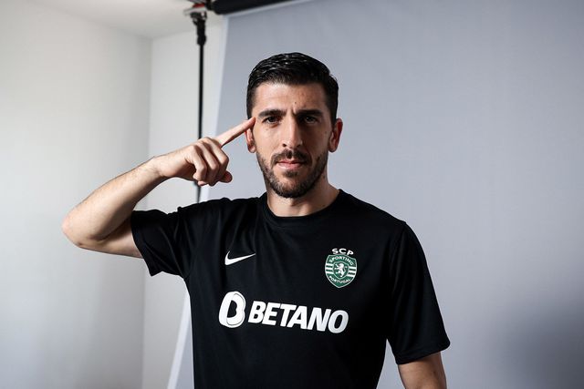 «Black is back»: Sporting apresenta quarto equipamento (vídeo e fotos)