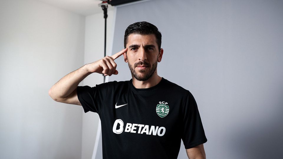 «Black is back»: Sporting apresenta quarto equipamento (vídeo e fotos)