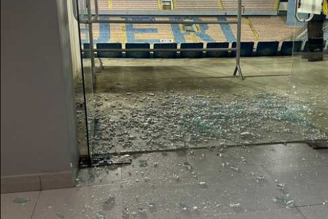 Diretor do Corinthians parte vidro de camarote após golo frente ao Palmeiras