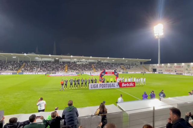 A entrada das equipas para o Moreirense-Sporting