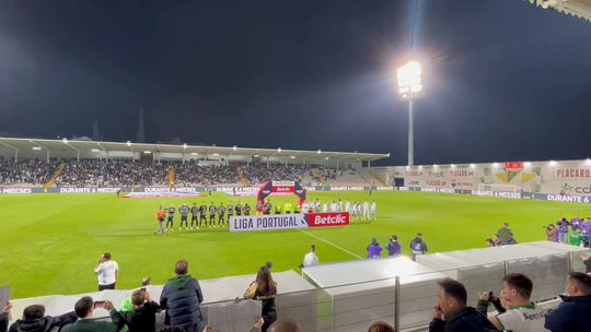 A entrada das equipas para o Moreirense-Sporting