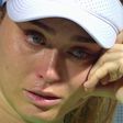Imagens emocionantes: Paula Badosa desiste no Dubai e sai lavada em lágrimas