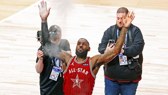 LeBron: «O meu primeiro All-Star? Foi em 1968, joguei com Chamberlain, Cousy…»