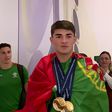 Diogo Ribeiro chega com as duas medalhas ao peito