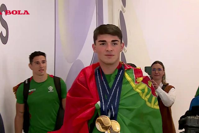 Diogo Ribeiro chega com as duas medalhas ao peito