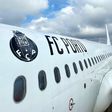 Avião do FC Porto com símbolo a negro