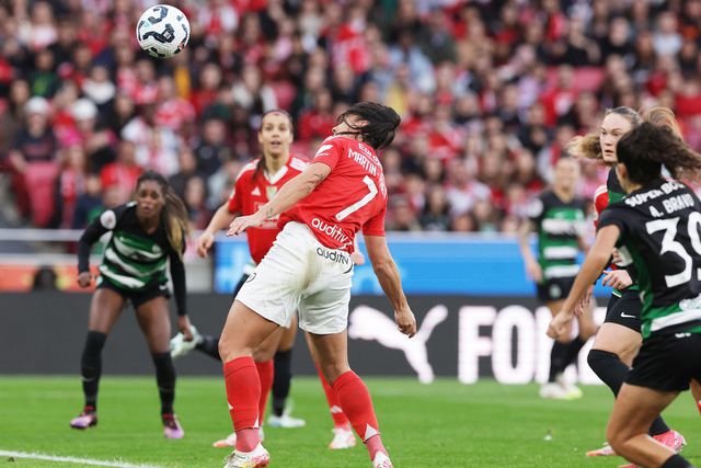 Cristina Martín-Prieto cabeceia a bola no dérbi