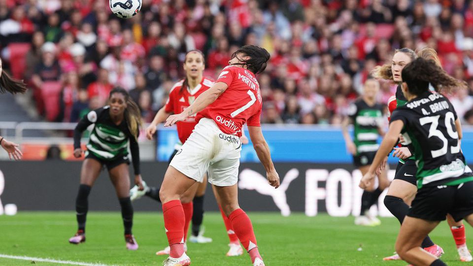 Cristina Martín-Prieto cabeceia a bola no dérbi