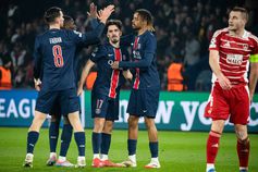 Jogadores do PSG a celebrarem o golo de Vitinha ao Brest