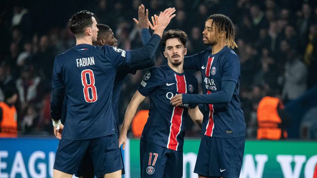 Jogadores do PSG a celebrarem o golo de Vitinha ao Brest