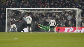 Cabeceamento fulminante de Watkins vira o marcador frente ao Liverpool (vídeo)