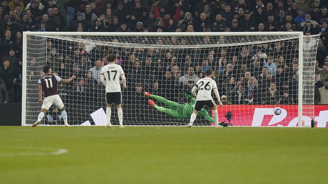 Ollie Watkins a fazer o golo da reviravolta do Aston Villa frente ao Liverpool