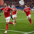 Pavlidis a celebrar o seu golo frente ao Mónaco com os colegas do Benfica