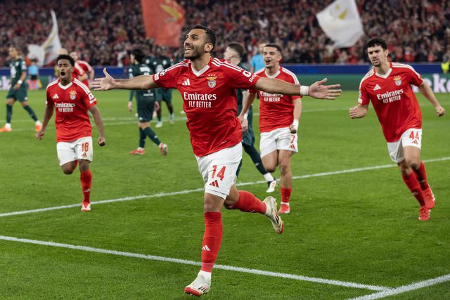 Pavlidis a celebrar o seu golo frente ao Mónaco com os colegas do Benfica