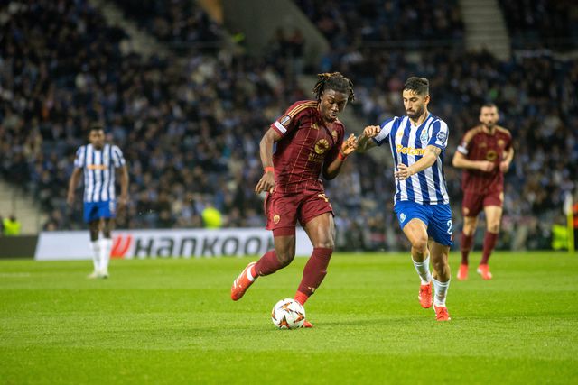 Imagem do jogo da primeira mão do 'play-off' de acesso aos oitavos de final da UEFA Europa League com Manu Kono, da Roma, a conduzir o ataque perante a oposição de Alan Varela