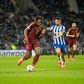 Imagem do jogo da primeira mão do 'play-off' de acesso aos oitavos de final da UEFA Europa League com Manu Kono, da Roma, a conduzir o ataque perante a oposição de Alan Varela