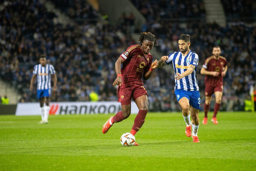 Imagem do jogo da primeira mão do 'play-off' de acesso aos oitavos de final da UEFA Europa League com Manu Kono, da Roma, a conduzir o ataque perante a oposição de Alan Varela