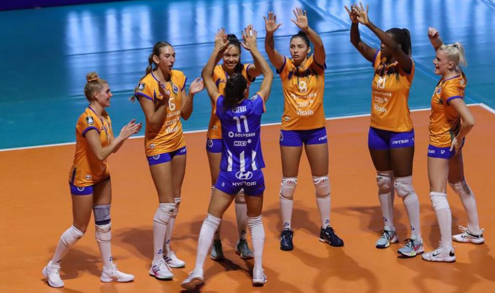 A equipa de voleibol feminino do FC Porto. Foto CEV