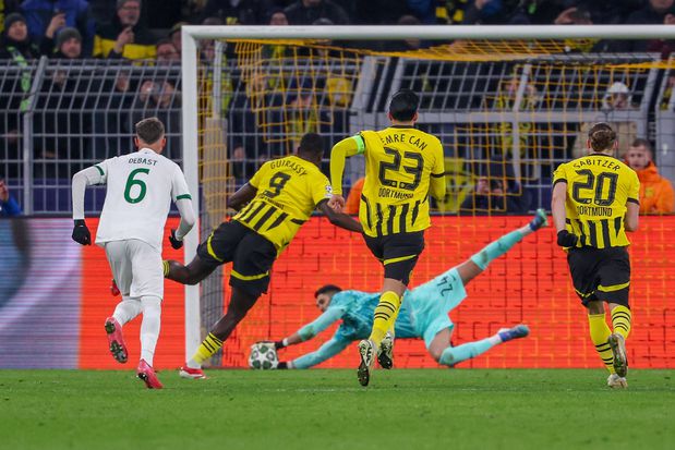 Rui Silva a defender o pontapé de penálti de Guirassy