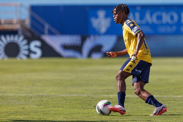 Estoril: na luta pelo lugar, Fabrício sofreu faltas como mais ninguém